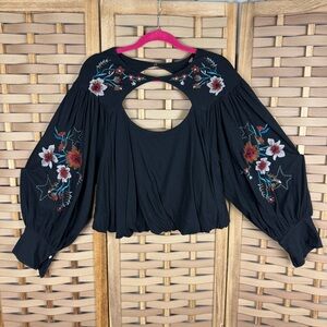 FREE PEOPLE Keyhole Open Back Embroidered Floral Star Top w Oversized Sleeves